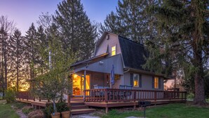 A house with a deck, a covered porch, and a small garden. - Summer Sale/Hot Tub/Fire Pit/Playset/Arcade/Pet Friendly/4 mins to US33 (Rockbridge)