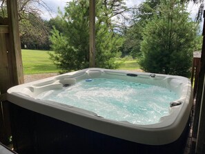 Outdoor spa tub - Cantwell Cliffs Cottage/Pet friendly/Close to Everything (Rockbridge)