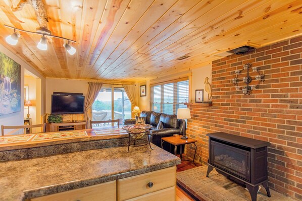 Living area - Cantwell Cliffs Cottage/Pet friendly/Close to Everything (Rockbridge)