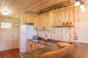 Private kitchen - Cantwell Cliffs Cottage/Pet friendly/Close to Everything (Rockbridge)