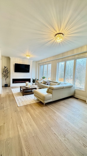 Smart TV, fireplace - Comfort Stay Modern Home (Niagara Falls)
