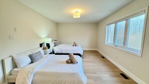 Tabla de planchar con plancha, wifi gratis y ropa de cama 