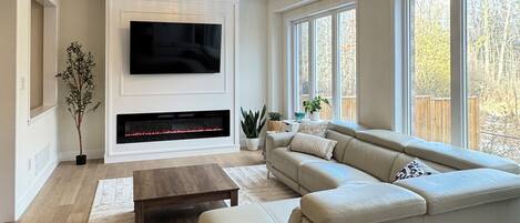 Smart TV, fireplace