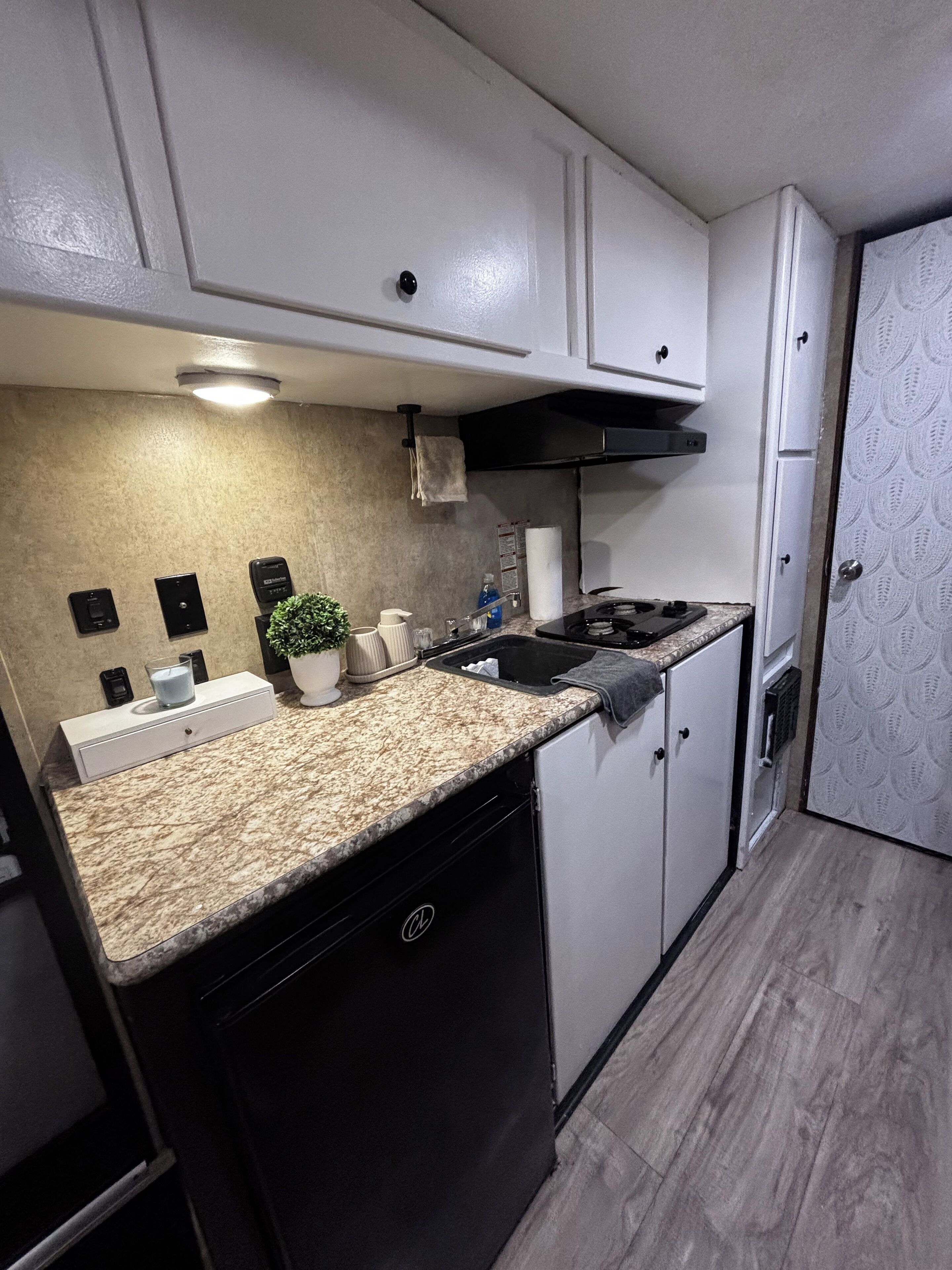 微波爐、廚房用具/餐具/器皿、餐桌