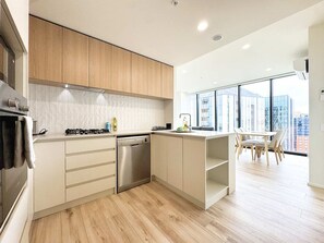 Fridge, microwave, oven, stovetop - Executive 2BR Retreat - Opposite Central Market (Adelaide)