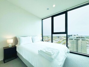 Iron/ironing board, WiFi, bed sheets - Executive 2BR Retreat - Opposite Central Market (Adelaide)
