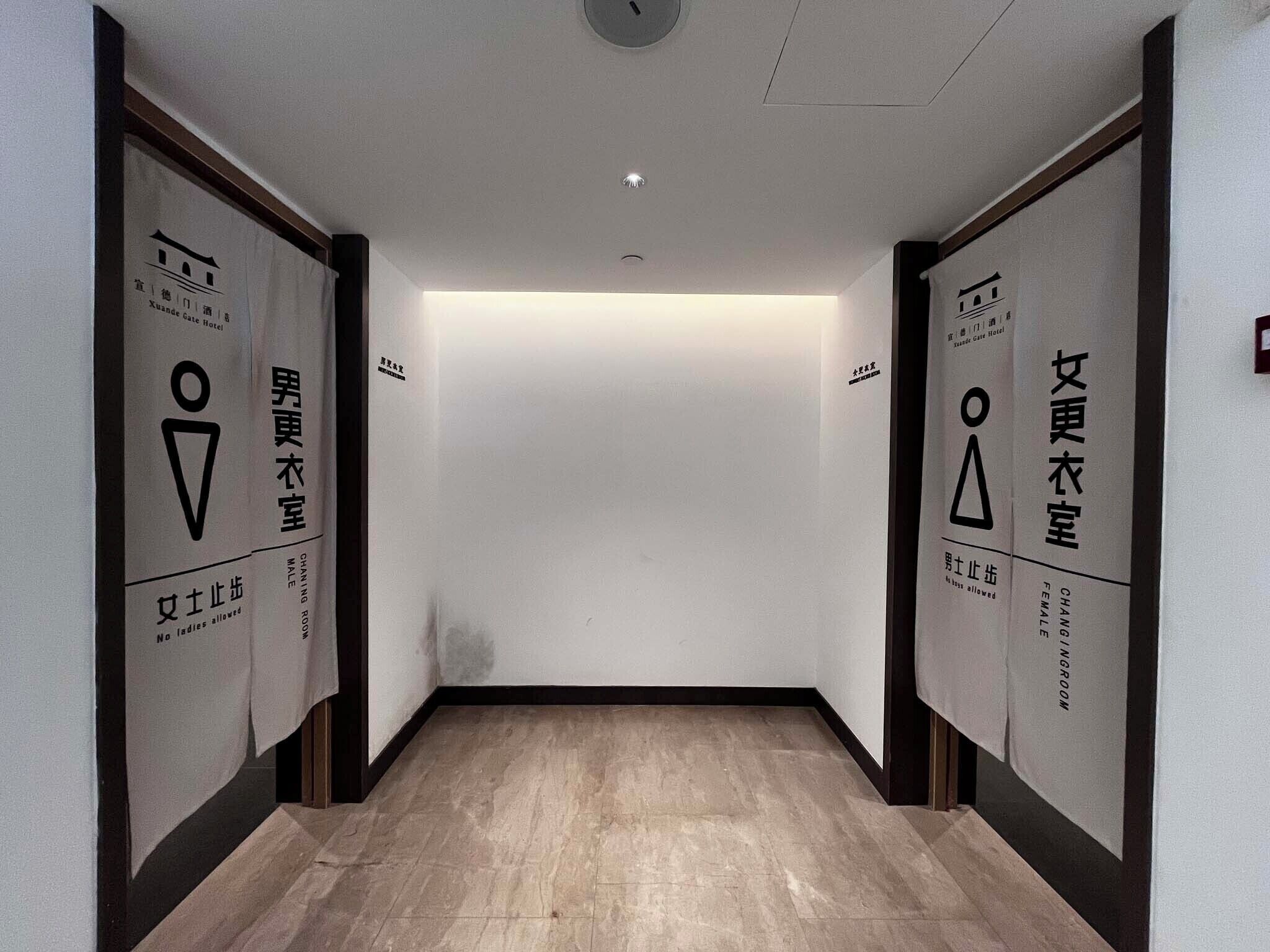 من حمّامات السباحة المغطاة، مظلات على حمّام السباحة، مقاعد للتشمس