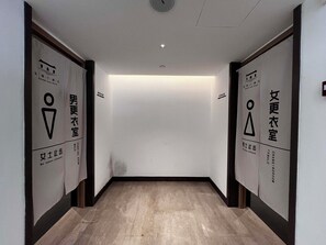 Innenpool, Sonnenschirme, Liegestühle