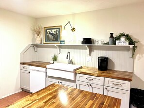Private kitchen - Cozy 3-Bedroom near Bass Pro, Hospitals & Universities (Springfield)