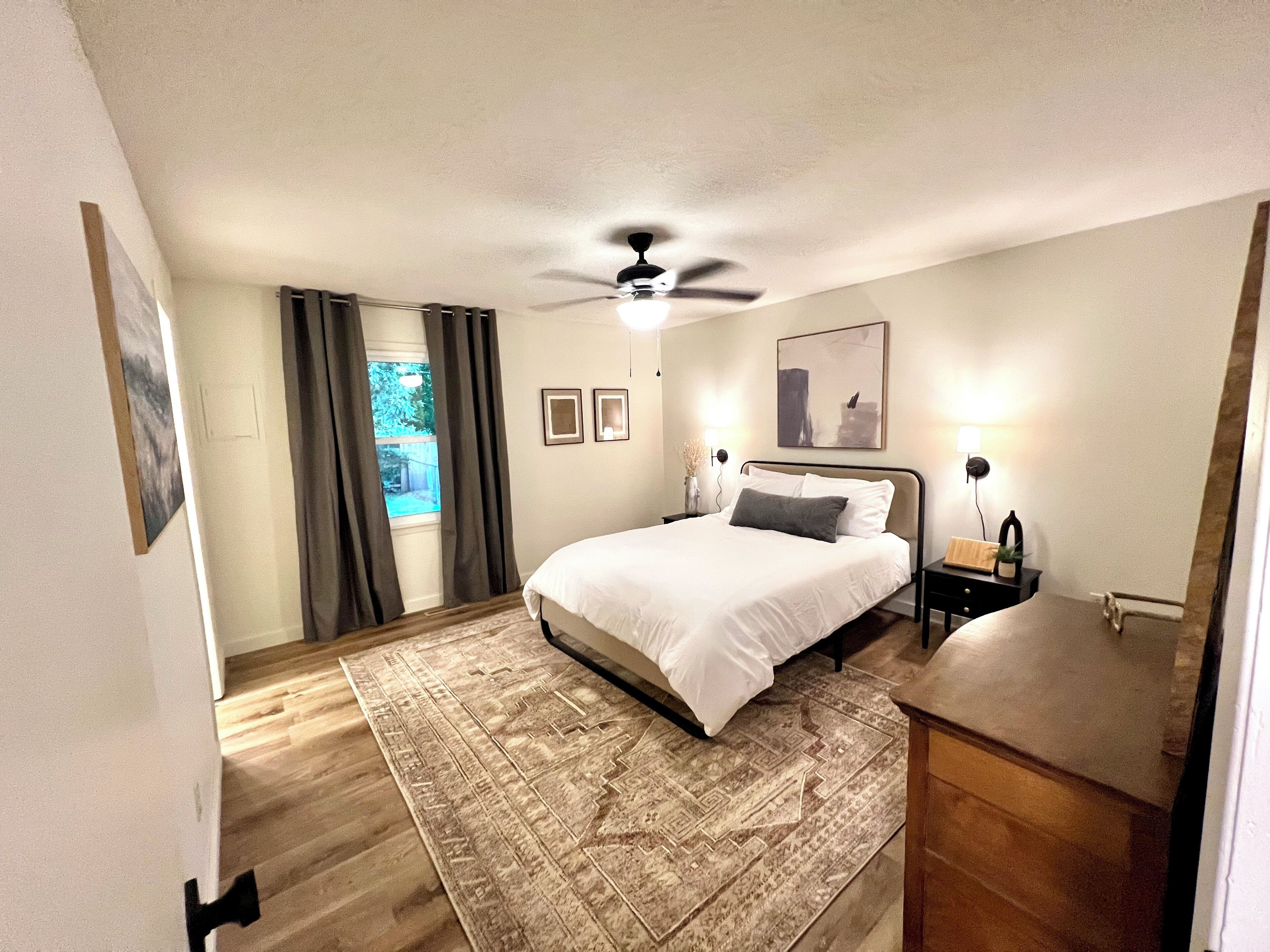 Tabla de planchar con plancha, wifi y ropa de cama 