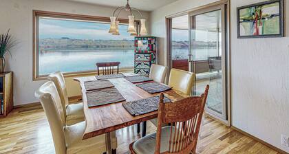 Columbia Vista: Waterfront Home w/ Patio