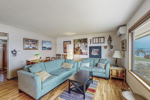 Columbia Vista: Waterfront Home w/ Patio