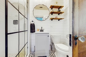 Hair dryer, towels - Walkable 1900s Home w/ Porch in Downtown Buda (Buda)