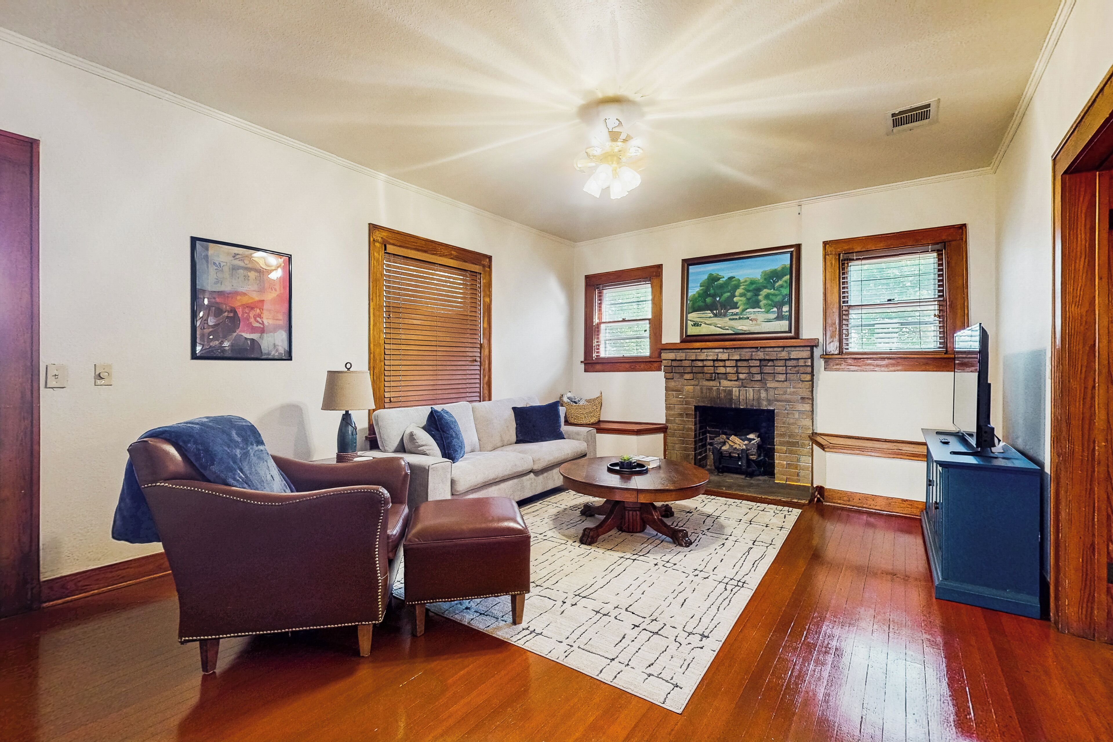 Walkable 1900s Home W/ Porch In Downtown Buda - Buda, TX
