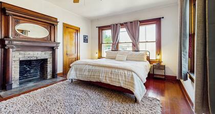 Walkable 1900s Home w/ Porch in Downtown Buda