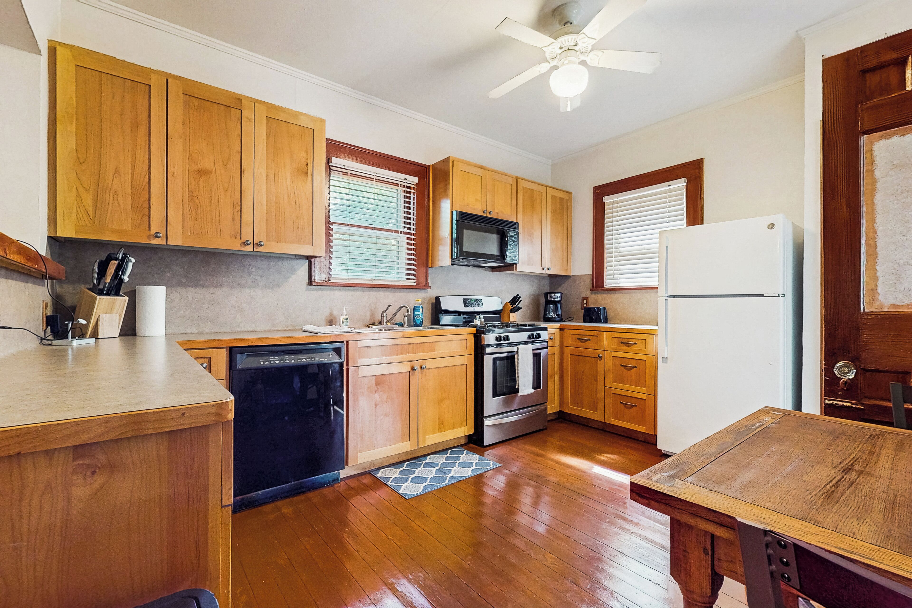 Frigorífic, microones, placa de cuina i rentaplats 