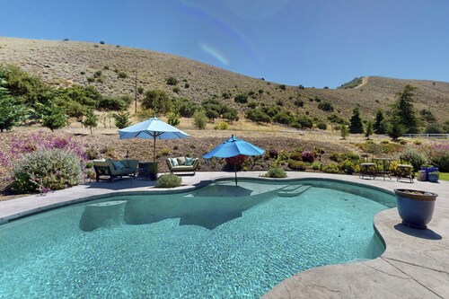 4BR Relaxing Escape w/ Pool, Jacuzzi & Views