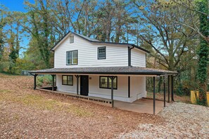Exterior - Marvelous 4BR Home w/ Fenced Patio & TVs in every room (Mableton)