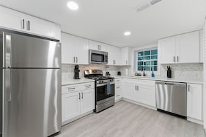 Mikrobølgeovn, ovn, kokeplater og oppvaskmaskin