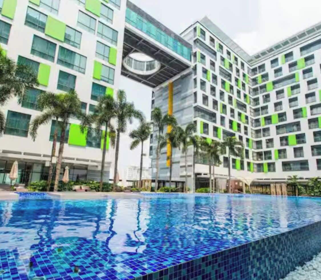 Una piscina al aire libre