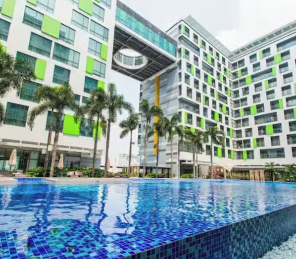 حمّام سباحة خارجي