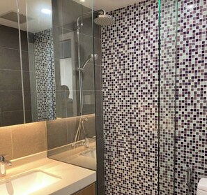 أحواض استحمام وحجيرات دش منفصلة، وحدات دش مزودة بخاصية التدليك بالمياه