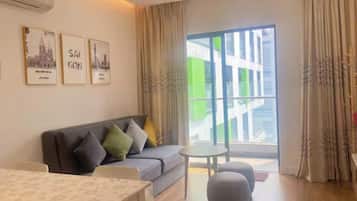 Full-size fridge, microwave, oven, stovetop