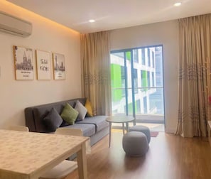 ثلاجة/مجمد بحجم كبير، ميكروويف، فرن، موقد طهي مسطح