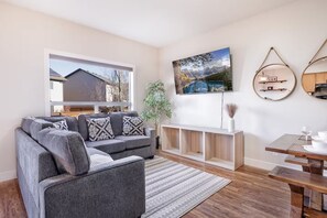 Living area - Banff 1 Hr Away! 3-Floor Family Home Near Downtown (Calgary)