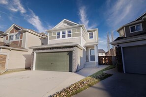Exterior - Banff 1 Hr Away! 3-Floor Family Home Near Downtown (Calgary)