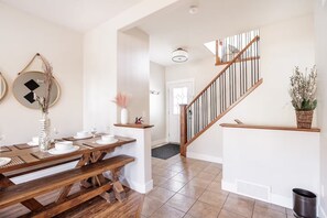 Dining - Banff 1 Hr Away! 3-Floor Family Home Near Downtown (Calgary)