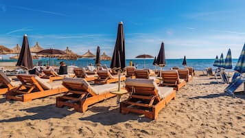 Playa privada, sillas reclinables de playa, sombrillas, toallas de playa