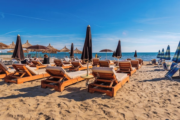 Yksityinen ranta, aurinkotuoleja, aurinkovarjoja, rantapyyhkeitä