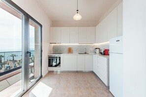 Jääkaappi, uuni, liesi, astianpesukone