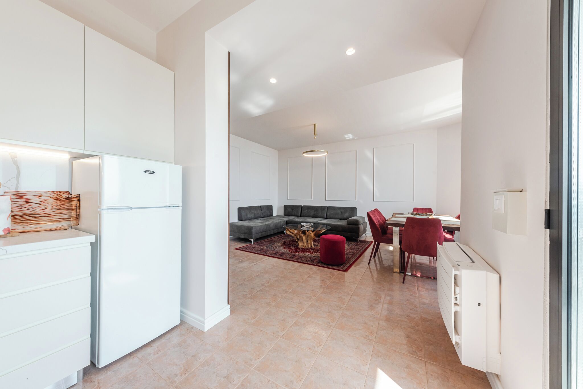 Um apartamento moderno com cozinha, sala de jantar e sala de estar.