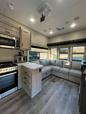 Een koelkast, een magnetron, een oven, een kookplaat