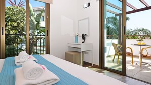 Une chambre d’hôtel équipée d’un lit, d’un bureau, d’une chaise et offrant une vue sur l’extérieur.