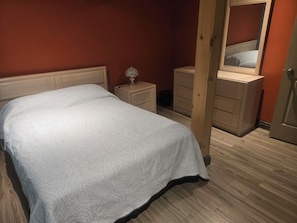 Tabla de planchar con plancha, wifi y ropa de cama