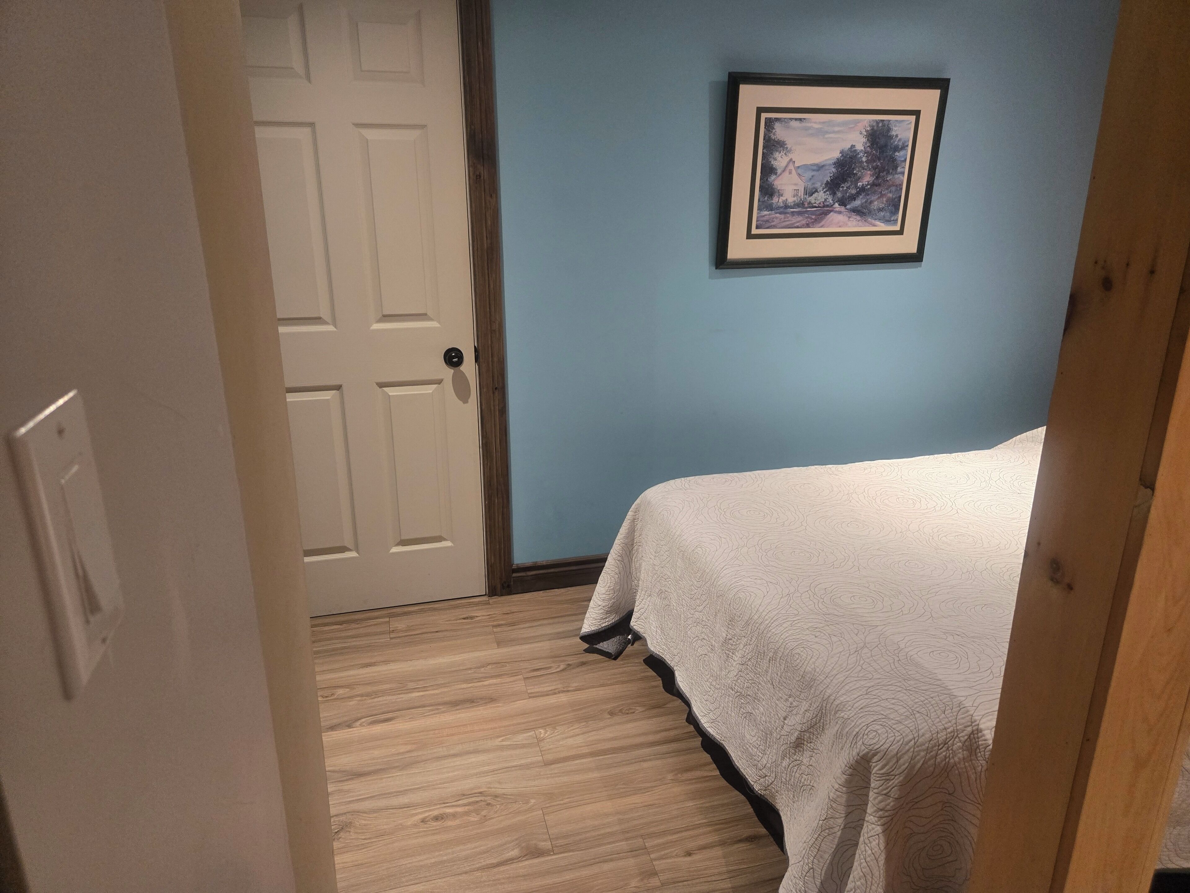 Tabla de planchar con plancha, wifi y ropa de cama 