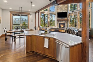 المنشأة من الداخل