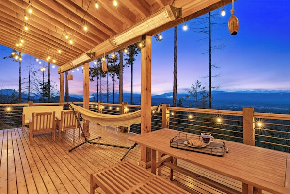 Outdoor dining - Luxury Alpine Retreat w/Sweeping Mountain Views, Sauna, Hot Tub, Cold Plunge (Cle Elum)