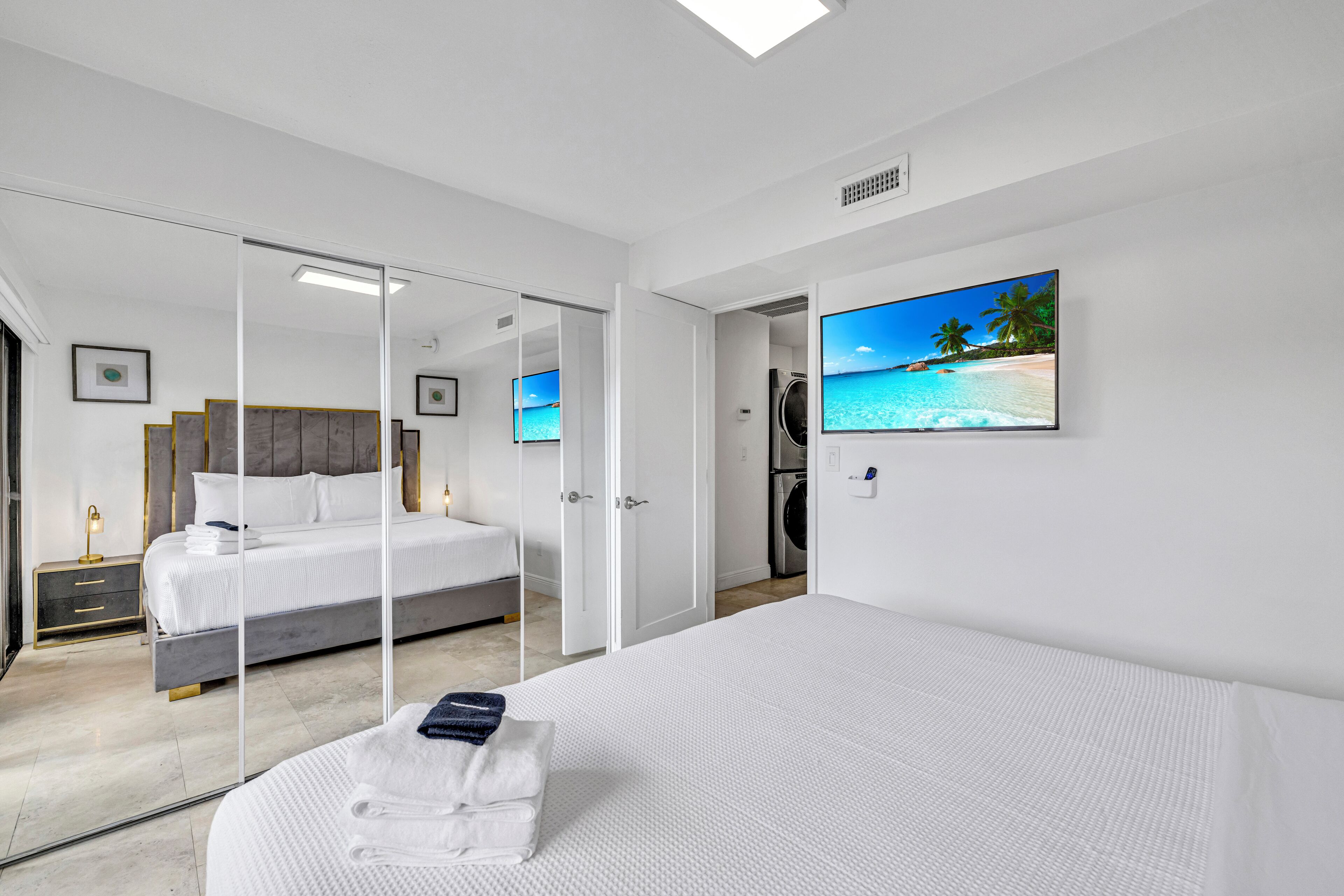 4 habitaciones, tabla de planchar con plancha, wifi y ropa de cama 