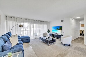 Living area - Rare Brickell Miami House - Walk to Nightlife / Dining / Shopping (Miami)