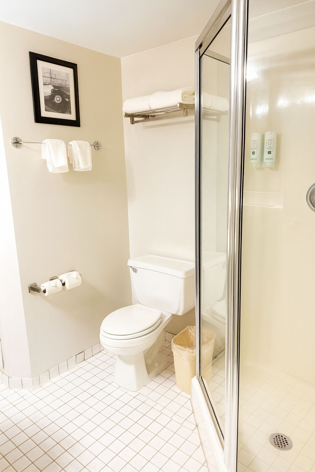 Douche, baignoire à jets, sèche-cheveux, serviettes fournies