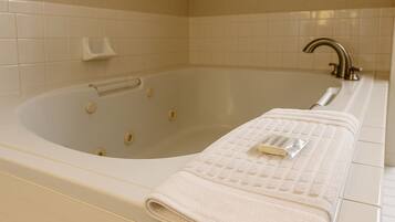 Regadera, tina de hidromasaje, secadora de cabello, toallas