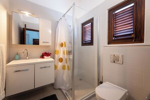 Shower, hair dryer, towels, soap - Beautiful Villa close to beach Jan Thiel (Jan Thiel)