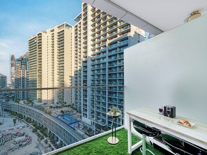Outdoor dining - High-Floor Balcony Suite 8 mins DRIVE to Burj Khalifa & Dubai Mall (دبي)