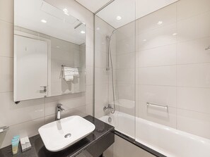 Hair dryer, towels, soap, toilet paper - High-Floor Balcony Suite 8 mins DRIVE to Burj Khalifa & Dubai Mall (دبي)
