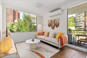 Smart TV - Stylish city stay, Elizabeth Bay 2Br, Pool & Balcony. (Elizabeth Bay)
