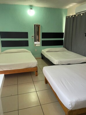 Habitación cuádruple Deluxe, vista al mar | Wifi gratis 